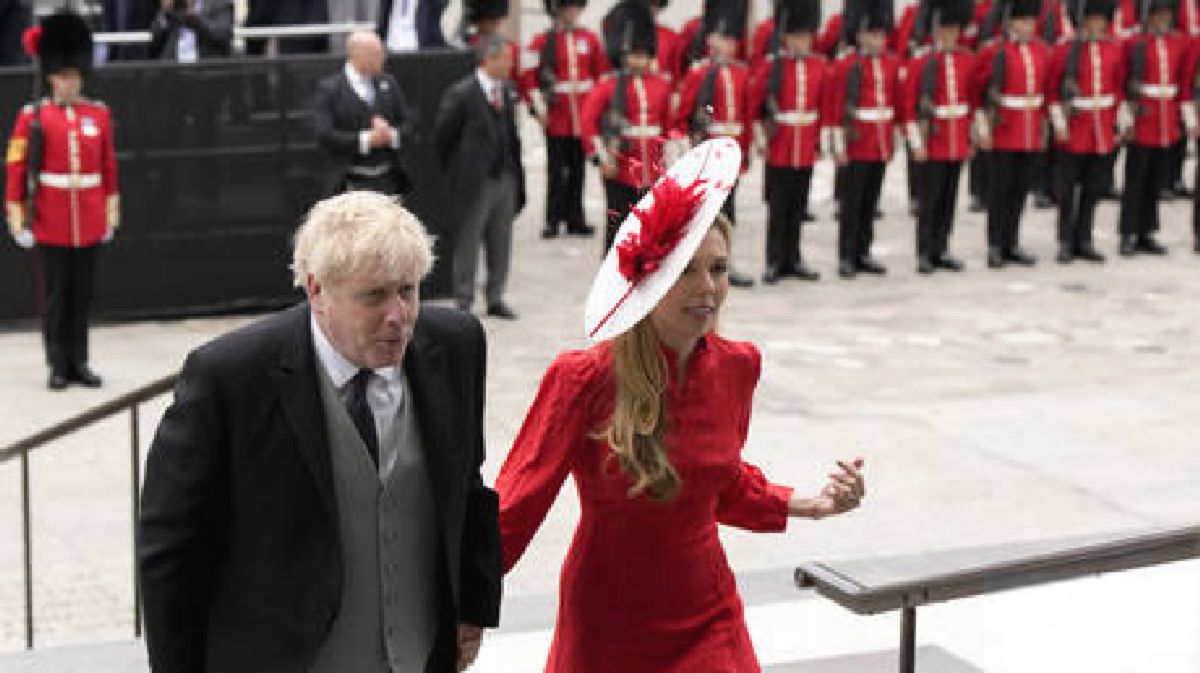 PM Inggris Boris Johnson Diteriaki Massa di Kebaktian Ratu